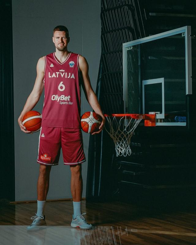 暂时1胜2负！波尔津吉斯晒照：国家队的夏天！